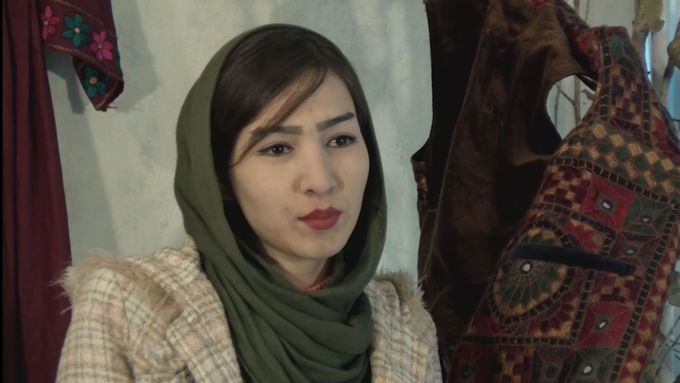Dlouho poté, kdy skončila vláda hnutí Tálibán, jsou ženy v Afghánistánu stále vystaveny tlaku, aby se v muslimské společnosti oblékaly konzervativně.