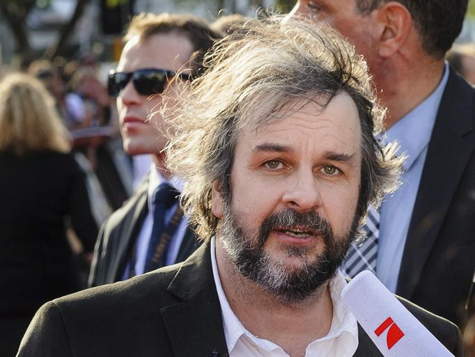 Director Peter Jackson of New Zealand, talks to a TV crew on the red carpet at the world premiere of 'The Hobbit - An Unexpected Journey' in Wellington November 28, 2012. New Zealand's capital city was taken over by pointy-eared, costumed Hobbit fans on Wednesday, many of whom camped overnight to grab the best spots for the red carpet world premiere of the film later in the day. REUTERS/Mark Coote (NEW ZEALAND - Tags: ENTERTAINMENT) Published: Lis. 28, 2012, 8:33 dop.