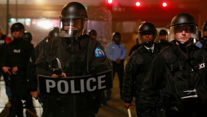 Policie blokující Velký most v St. Louis. 13.října