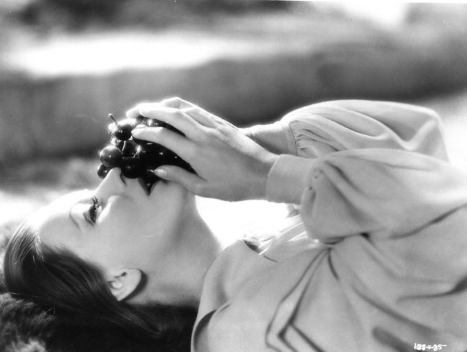 Greta Garbo v titulní roli švédské panovnice ve filmu Královna Kristýna (1933) z produkce filmového studia MGM.