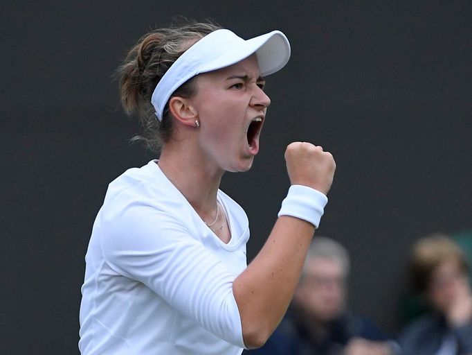 Barbora Krejčíková slaví úspěšný vstup do Wimbledonu.