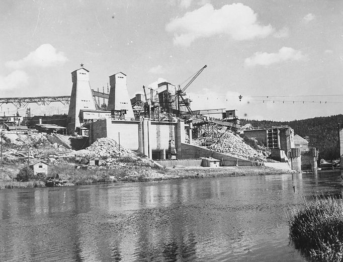 Fotografie ukazuje výstavbu vodní nádrže a elektrárny Lipno, významného díla z roku 1959, které dodává energii a poskytuje rekreační možnosti.