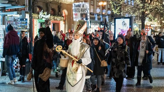 Mikuláš v Praze křičel: "Táhni k čertu, Babiši!" České čertíky střídají krampusové