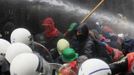 Arcelor Mittal workers from several Liege steel plants clash with riot policemen during a demonstration outside the Walloon Region parliament in Namur January 29, 2013. Arcelor Mittal, the world's largest steel producer, plans to shut a coke plant and six finishing lines at its site in Liege, Belgium, affecting 1,300 employees, the group said last week. REUTERS/Yves Herman (BELGIUM - Tags: BUSINESS CIVIL UNREST EMPLOYMENT COMMODITIES) Published: Led. 29, 2013, 12:46 odp.