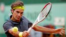 Švýcarský tenista Roger Federer odpaluje backhandem míček proti Belgičanovi Davidu Goffinovi během osmifinále French Open 2012.