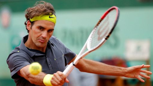 Švýcarský tenista Roger Federer odpaluje backhandem míček proti Belgičanovi Davidu Goffinovi během osmifinále French Open 2012.