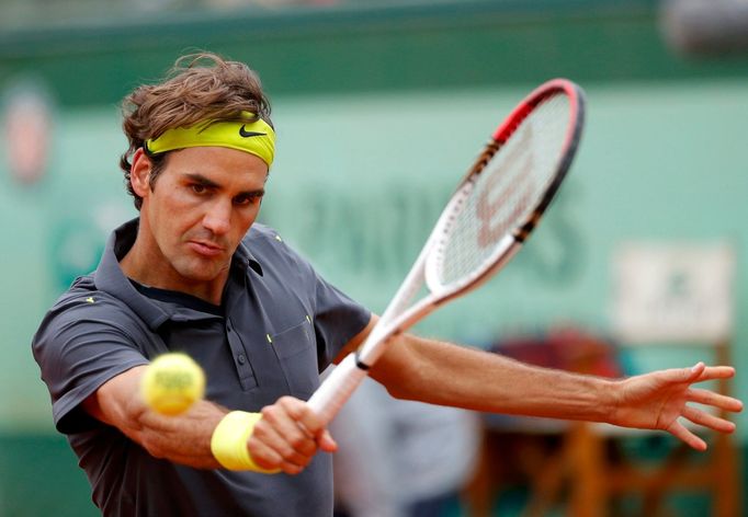 Švýcarský tenista Roger Federer odpaluje backhandem míček proti Belgičanovi Davidu Goffinovi během osmifinále French Open 2012.