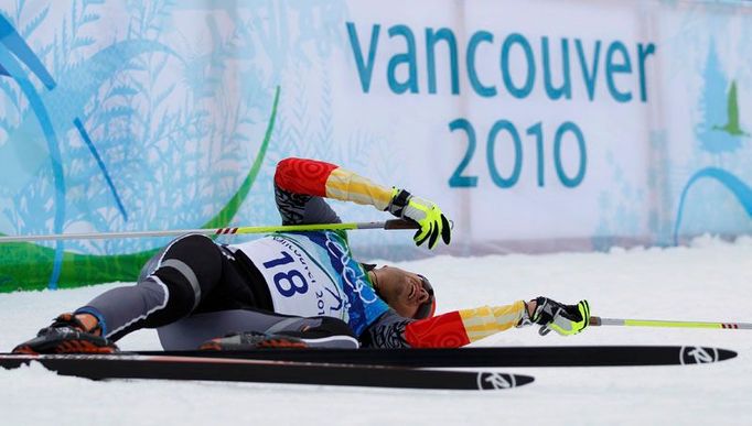 Tohle není pád v pravém slova smyslu. Němec Tobias Angerer v cíli závodu na 15 km volně. Angerer skončil sedmý.