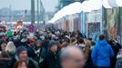 Lidé jdou podél East Side Gallery - torza jedné z nejslavnějších zdí na světě.