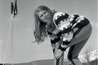 "Přelom padesátých a šedesátých let přinesl změny zejména v lyžařské módě a vybavení. Neforemné větrovky a pumpky vyrobené z přírodních tkanin nahrazují svetry rozmanitých vzorů a opravdovým hitem se stávají strečové kalhoty z nylonového vlákna, které poprvé představila v roce 1948 módní návrhářka Maria Bogner." Autorem snímků na této dvoustraně z knihy Naše hory, lyže, sníh je Vilém Heckel.