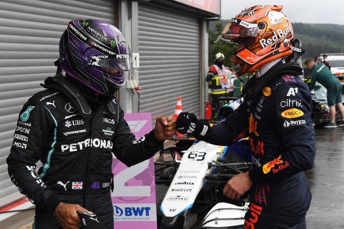 Piloti formule 1 Max Verstappen (vpravo) a Lewis Hamilton (2021)