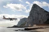 Letiště Gibraltar, Gibraltar. Přistávací plocha letiště Gibraltar je ze dvou stran obklopena mořem. Na východní straně Středozemním a na západní straně zálivem Algeciras. Přistávací dráha je pouhých 1828 m dlouhá, takže při přistávacím a vzletovém manévrování musejí být piloti velice přesní.