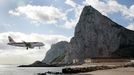 Letiště Gibraltar, Gibraltar. Přistávací plocha letiště Gibraltar je ze dvou stran obklopena mořem. Na východní straně Středozemním a na západní straně zálivem Algeciras. Přistávací dráha je pouhých 1828 m dlouhá, takže při přistávacím a vzletovém manévrování musejí být piloti velice přesní.