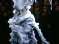 Na pařížské přehlídce Alexandera McQueena se zjevila jako holograf i topmodelka Kate Mossová. Návrhář jí tak chtěl vzdát hold, když přišla o řadu zakázek kvůli své kokainové aféře.
