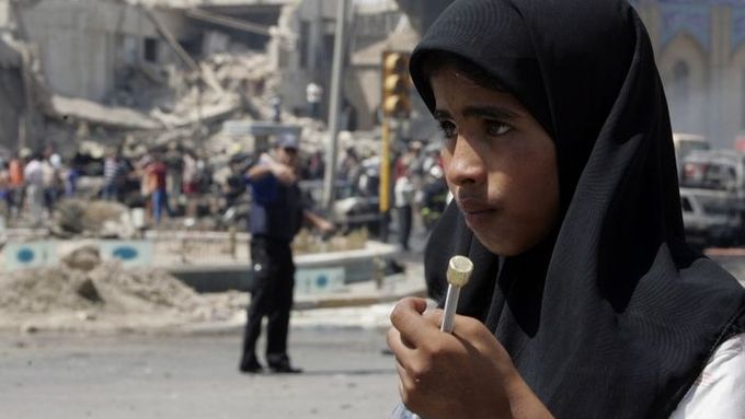 Malá dívka prochází kolem místa exploze nedaleko šíitské mešity v Bagdádu. Výbuch si vyžádal nejméně 75 mrtvých