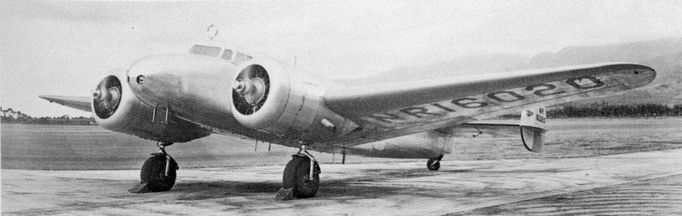 Lockheed Model 10-E Electra, stroj s registrací NR16020 měl výrobní číslo 1055; na tomto stroji létala Amelia M. Earhartová, snímek byl pořízen 20. března 1937.
