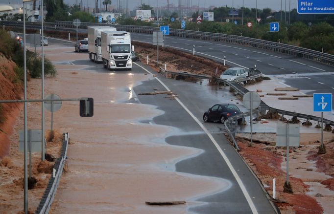 V provinciích Valencie a Murcie voda odnášela auta a úřady musely evakuovat tisíce lidí, včetně motoristů ze zaplavených dálnic.