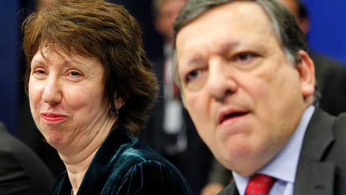 Předseda Evropské komise José Manuel Barroso nevěřícný. Z jeho nepříliš výrazné eurokomisařky Catherine Ashtonové (vlevo) bude jedna z nejvyšších činitelek EU.
