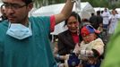 An injured child receives medical treatment after Saturday's earthquake hit Lushan county, Ya'an, Sichuan province, April 22, 2013. Hundreds of survivors of an earthquake that killed nearly 200 people in southwest China pushed into traffic on a main road on Monday, waving protest signs, demanding help and shouting at police. Picture taken April 22, 2013. REUTERS/Stringer (CHINA - Tags: DISASTER SOCIETY TPX IMAGES OF THE DAY) Published: Dub. 23, 2013, 3:40 dop.