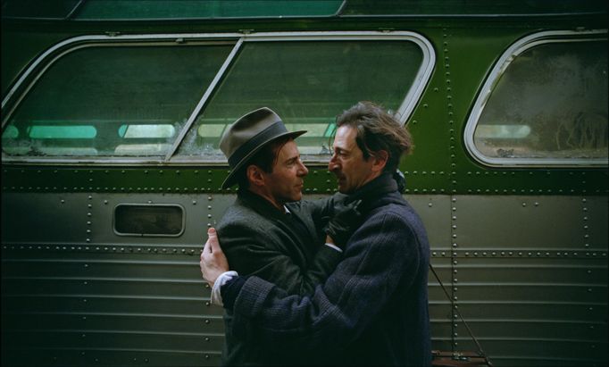 Alessandro Nivola v roli Attily a Adrien Brody jako László Tóth.