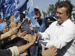 V roce 2004 to Janukovyčovi proti Juščenkovi v prezidentských volbách nevyšlo, letos to chce zkusit znovu