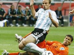 Nizozemec Khalid Boulahrouz (vpravo) se snaží skluzem odebrat míč Argentinci Estebano Cambiassovi.