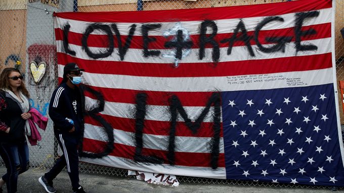 Americká vlajka vyvěšená vzhůru nohama se slovy "láska" a "zloba" a zkratkou BLM, která znamená "na černých životech záleží".