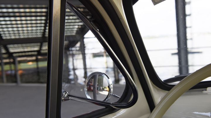 Muž na Sardinii nechal stažené okno v autě, dostal pokutu za podněcování ke krádeži