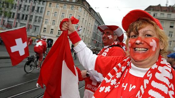 Fotbalové šílenství ovládlo Basilej. Podlehly i ženy