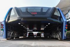 Čína testuje obří autobusy "na chůdách" s elektrickým pohonem, pod kterými mohou jezdit auta