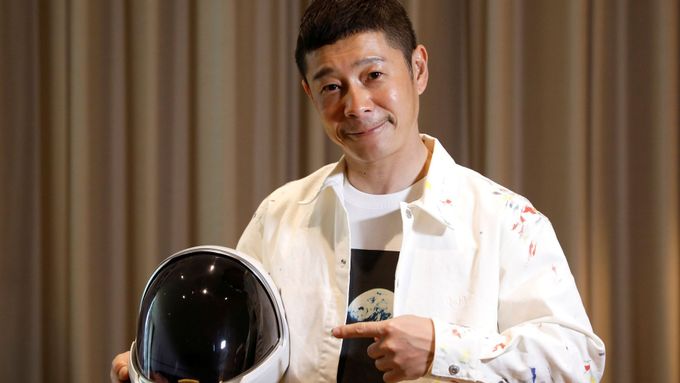 Movitý Japonec se v roce 2018 přihlásil jako první vesmírný turista, který se vydá k Měsíci kosmickou lodí společnosti SpaceX amerického podnikatele Elona Muska.