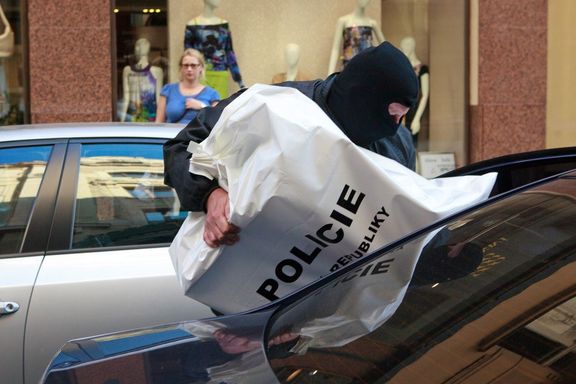Policie odváží materiály z kanceláře podnikatele Iva Rittiga během zásahu na Úřadu vlády 13. června 2013.