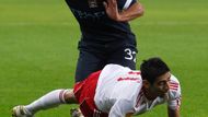 Momentka ze zápasu skupiny A Evropské ligy: Gonzalo Zarate ze Salzburgu padá před Carlose Teveze z Manchesteru.