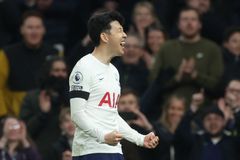 West Hamu se poháry vzdalují. Součka a spol. v derby s Tottenhamem sestřelil Son