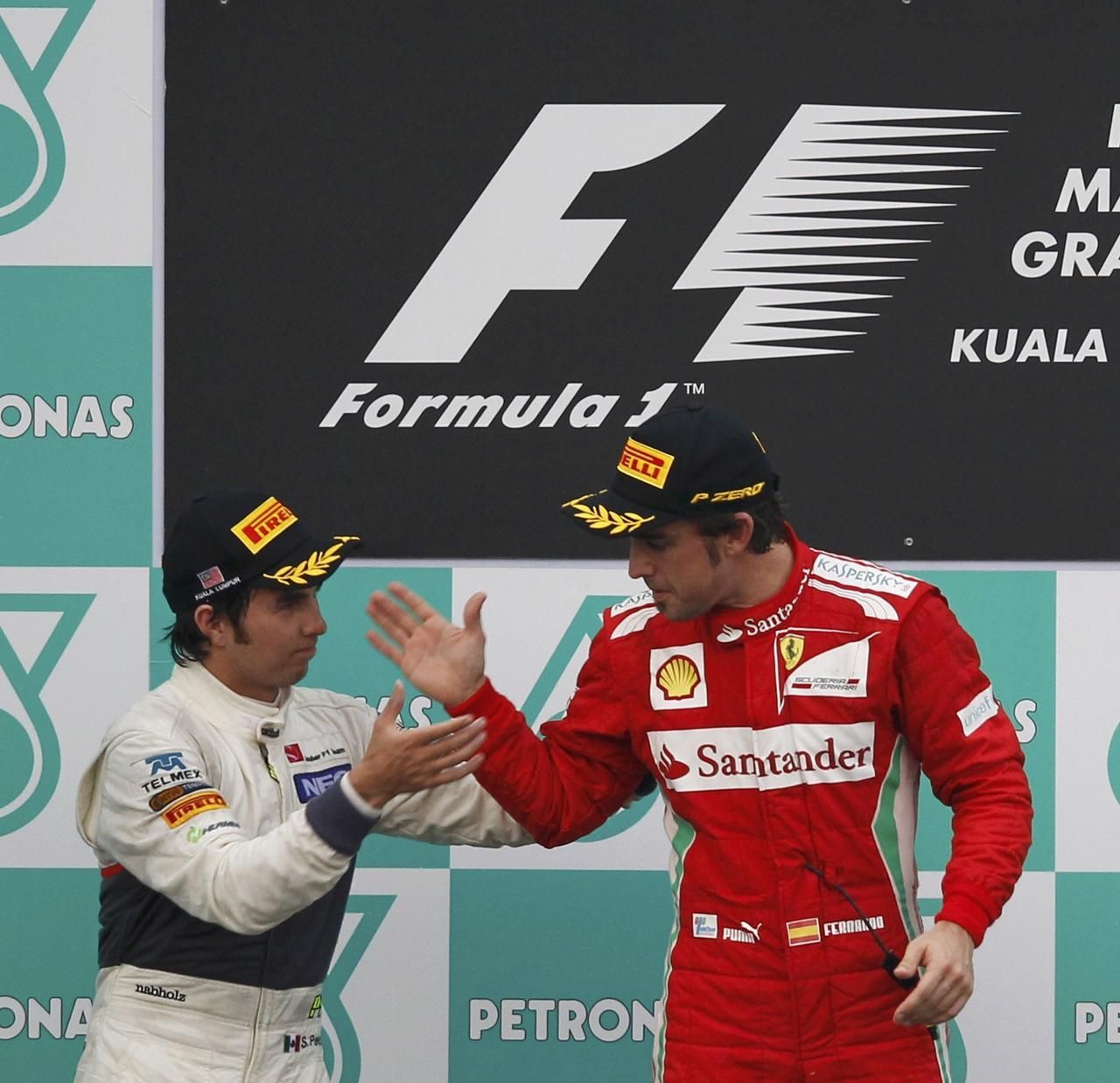 Fernando Alonso a Sergio Perez (radost)