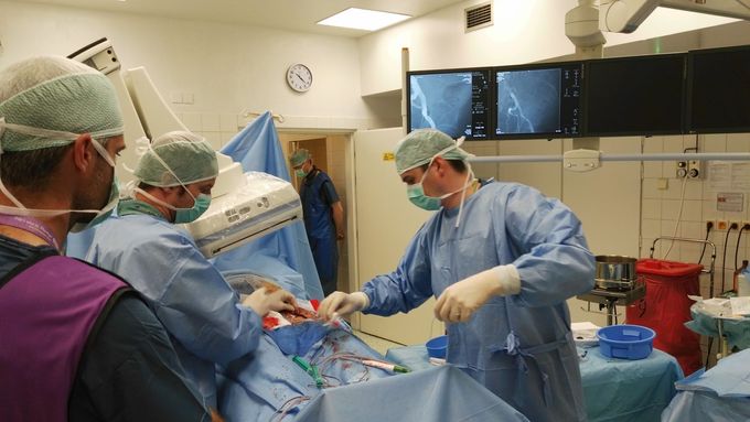 První hybridní operace ve vinohradské nemocnici.