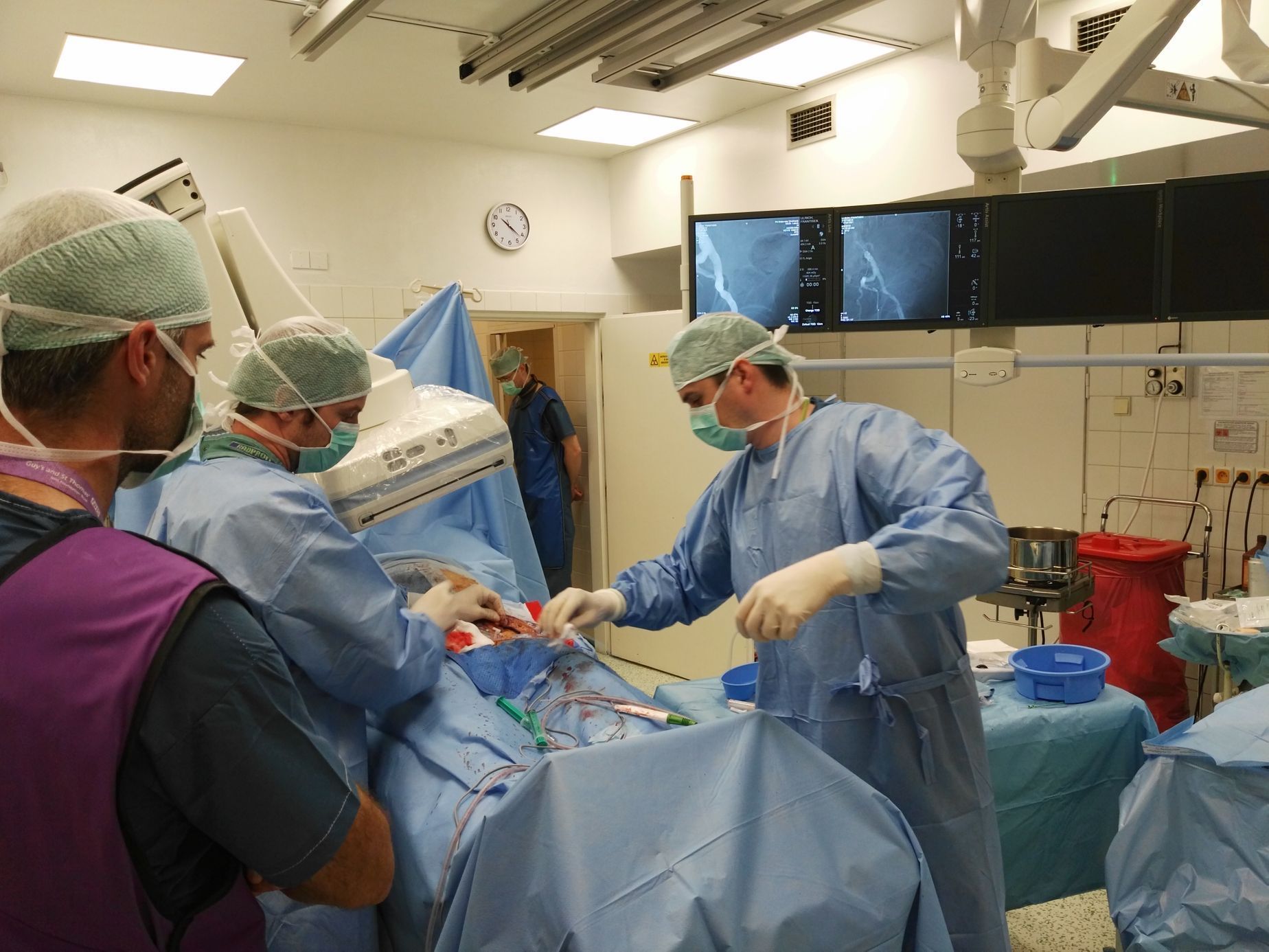 První dva pacienti, kteří trpí postižením tepen, se ve Fakultní nemocnici Královské Vinohrady podrobili hybridní operaci