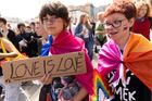 Duhový průvod Prague Pride mašíroval na Letnou, narazil i na odpůrce