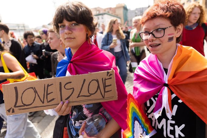 Momentka z pochodu Prague Pride, 2. srpna 2025.