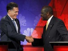 Favority jsou nyní Romney (vlevo) a přes své problémy i Cain.