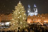 Na Staroměstském náměstí v Praze září vánoční smrk přivezený z Českolipska. Osvěcuje ho osm kilometrů světelných kabelů a každou hodinu nabídne světelnou animaci na hudbu z filmu Tři oříšky pro Popelku. Strom zdobí 350 vánočních koulí v červené, žluté a zlaté barvě a 60 vánočních hvězd vytištěných z plastu na 3D tiskárně.