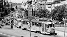 Historická fotografie zachycující provoz tramvajové linky na Václavském náměstí, která zde byla v provozu mezi lety 1884-1980.