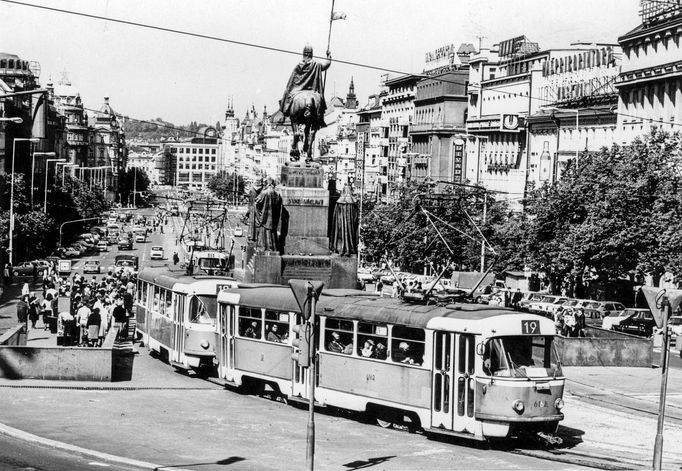 Historická fotografie zachycující provoz tramvajové linky na Václavském náměstí, která zde byla v provozu mezi lety 1884-1980.