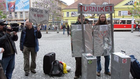 Turniket na placení v metru odzkoušen.