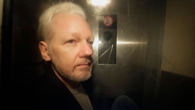 Julian Assange na cestě od soudu 1. května 2019.