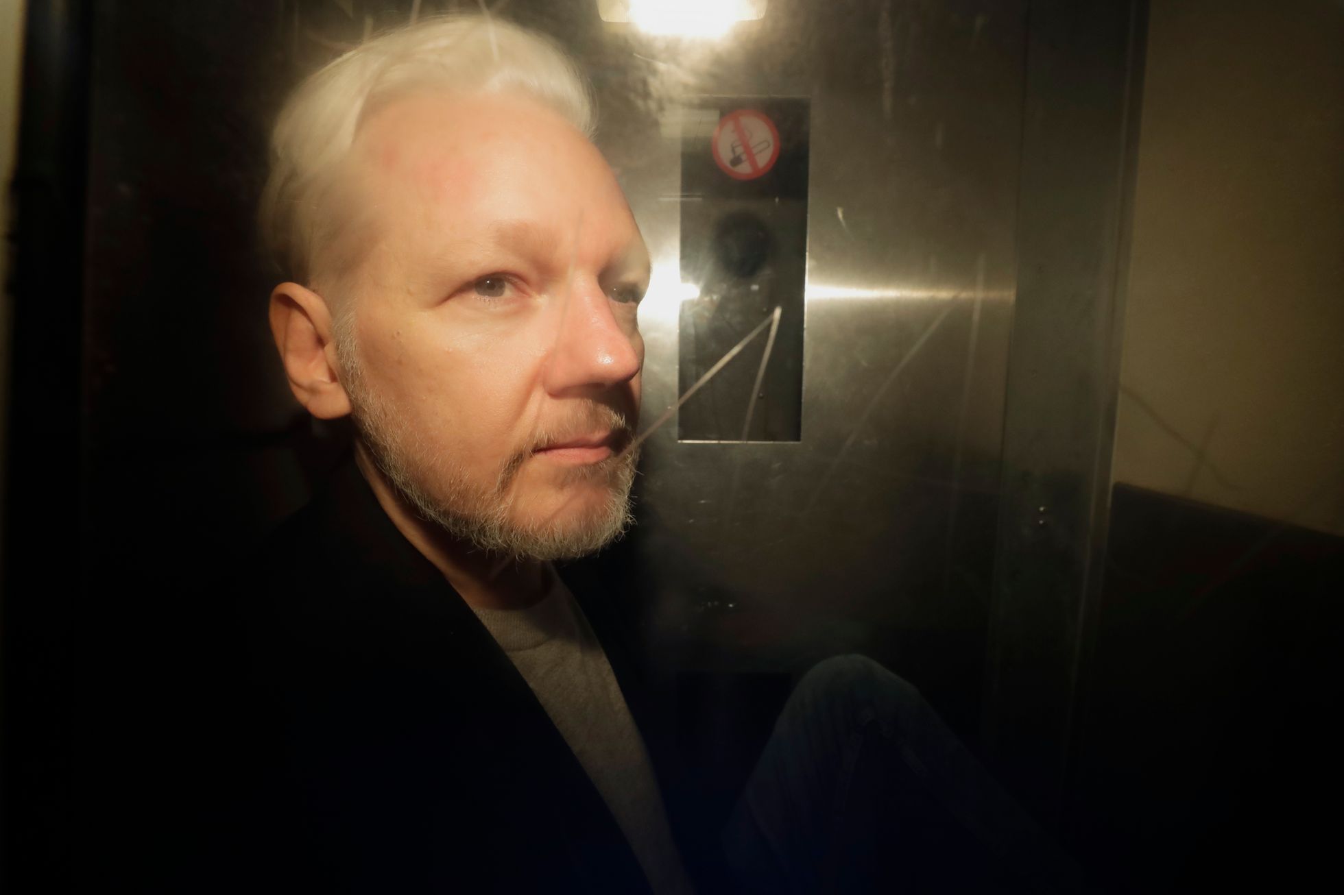 Julian Assange na cestě od soudu 1. května 2019.