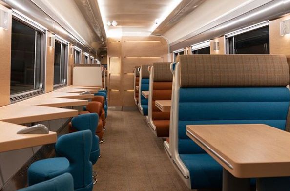 Interiér nočního vlaku Caledonian Sleeper, který jezdí mezi Londýnem a Skotskem | Foto: Instagram.com/caledoniansleeper