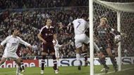 Fotbalista Realu Madrid Raul Gonzalez hlavičkuje proti brankáři Bayernu Mnichov na Santiago Bernabeu.