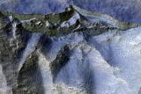 Na povrchu Marsu jsou také vidět starobylé útesy vytvořené kdysi z ledu. Led je světle modrý, hnědé jsou prašné stěny útesů.