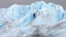 Horolezec šplhá na ledovec Perito Moreno v Patagonii, blízko města El Calafate v jižní Argentině. Ledovec Perito Moreno představuje horu ledu, která sahá do výšky 70 m nad mořem, je 30 km dlouhý a jeho celková plocha je 257 kilometrů čtverečních.